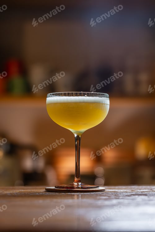 Vista previa: Cóctel elegante con espuma cítrica