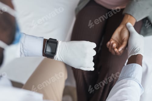 Preview: Doctor measuring the pulse of the patient