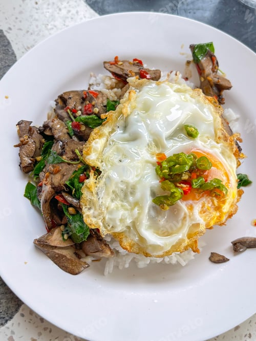 Preview: Rice topped with stir-fried pork and basil.