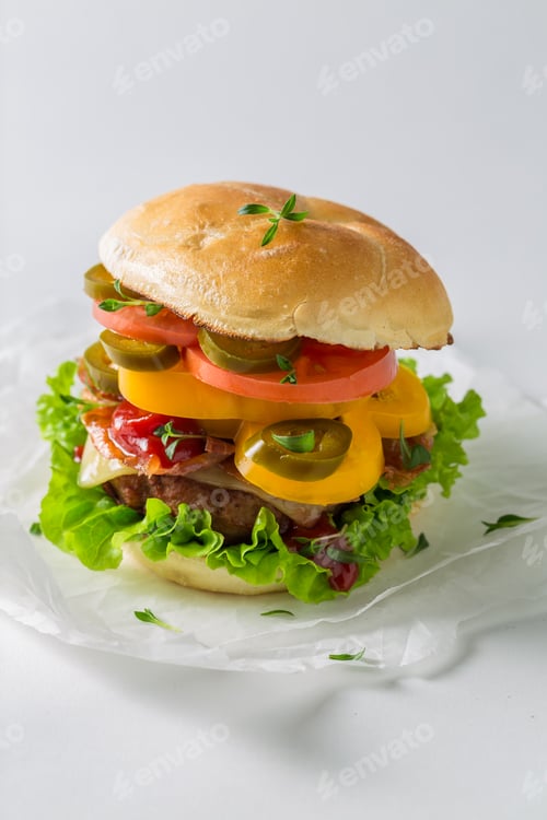Preview: Tasty and fresh hamburger with bacon, tomato and beef