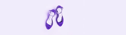 Preview: Purple female shoes on Very peri color background. Flat lay, top view