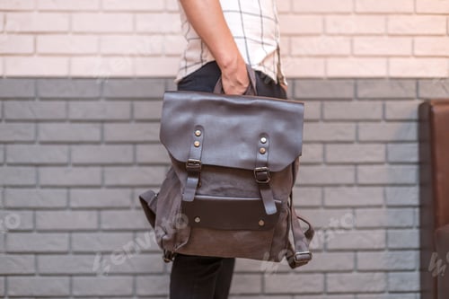 Preview: Man holding brown leather bag in the hand