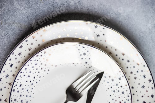 Preview: Christmas place setting in minimalistic style with white plates and silverware