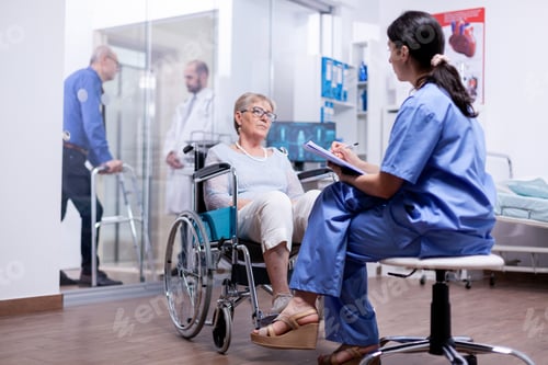 Preview: Handicapped woman answering questionnaire
