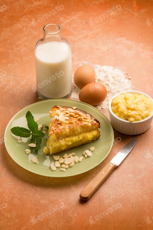 Preview: homemade cake with almonds and custard cream