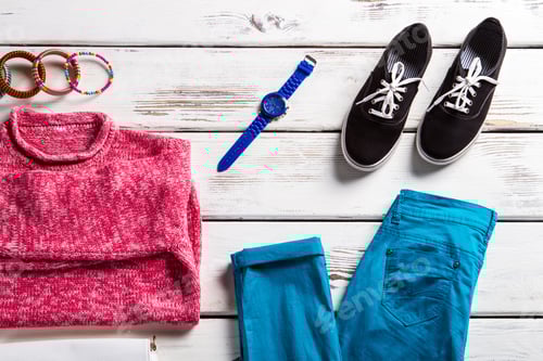 Preview: Pink sweatshirt with turquoise pants.