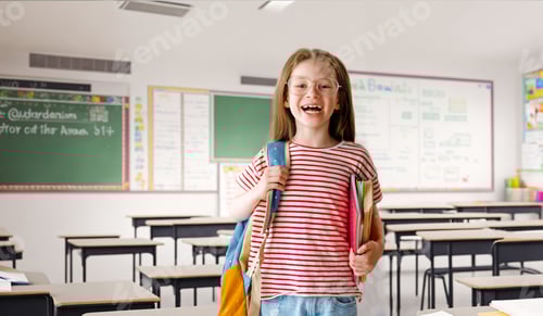 Visualização: Menina com mochila na escola