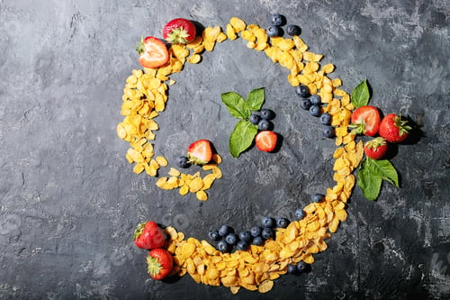 Vista previa: Golden cerials served with strawberry, blueberry