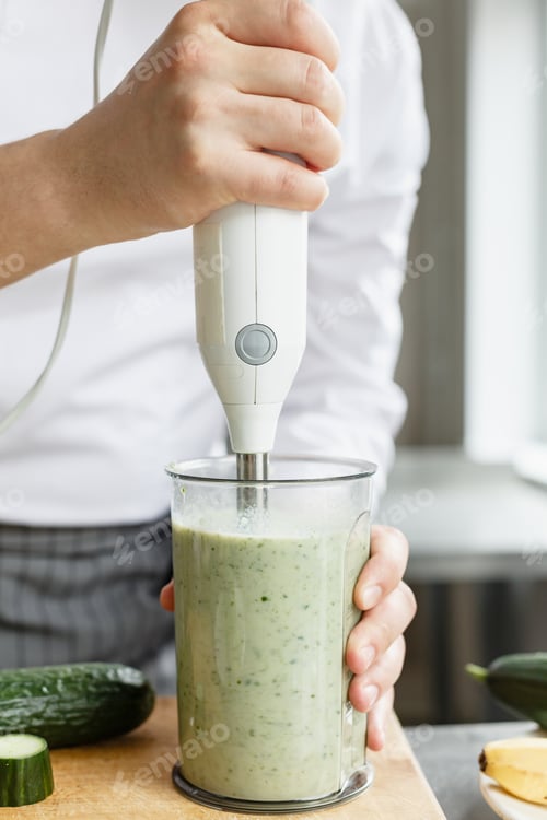 Preview: Male chef blending smoothie