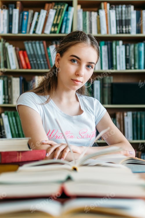 Vorschau: Zurück in die Schule, Buch lesen, Bildung, Bibliothekskonzept. Studentisches Mädchen mit Buch auf dem Hintergrund von