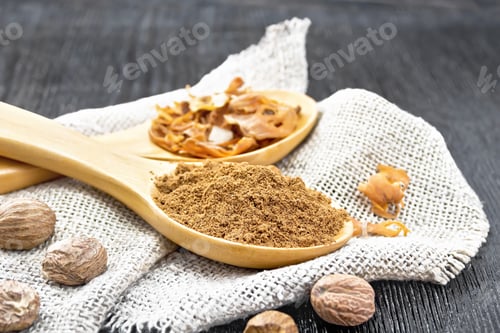 Preview: Nutmeg round and mace in spoons on burlap