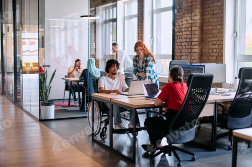 Visualização: Um grupo diversificado de profissionais de negócios colabora em um moderno centro de coworking para startups