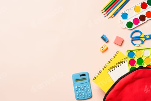 Visualização: Mochila escolar com papel de carta sobre fundo colorido.