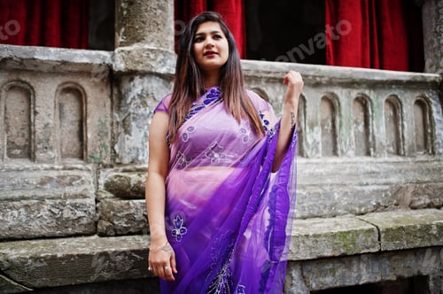 Aperçu: Indian hindu girl at traditional violet saree
