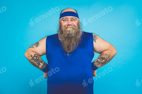 Preview: Hipster man with tattoos doing sport and exercises in the morning