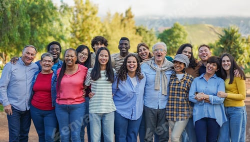 Visualização: Multidão de pessoas multirraciais se abraçando e sorrindo na frente da câmera