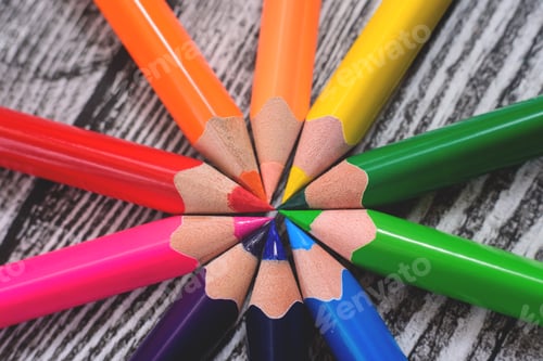 Preview: Color pencils in arrange in color wheel colors
