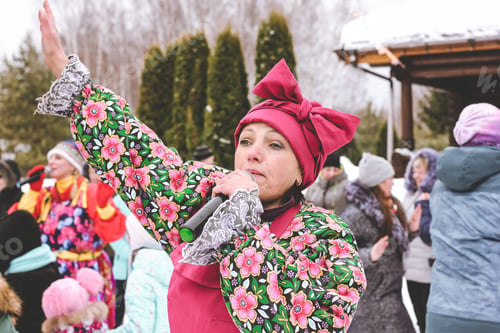 Preview: People having fun, dancing and singing on Russian ethnic carnival Maslenitsa- Pancake week. N