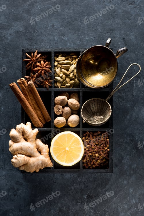 Preview: Spicy spices, lemon and ginger in a wooden box