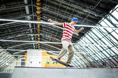 Preview: Stunt on skateboard