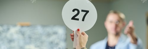 Preview: Paddle with number twenty seven in hand
