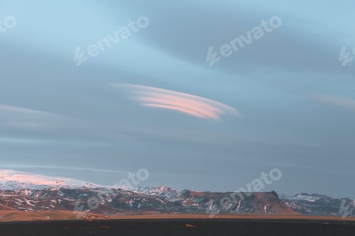 Vorschau: wunderschöne schneebedeckte felsige Berge und bewölkter Himmel in Island