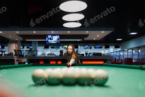 Preview: Woman aiming at balls in billiards