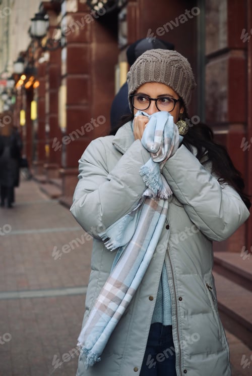 Preview: Girl in a cold day with a big grey jacket
