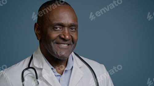 Preview: Close-up successful smiling african american man doctor medical worker healthcare employee male