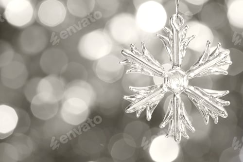 Preview: Glass snowflake against blurred background