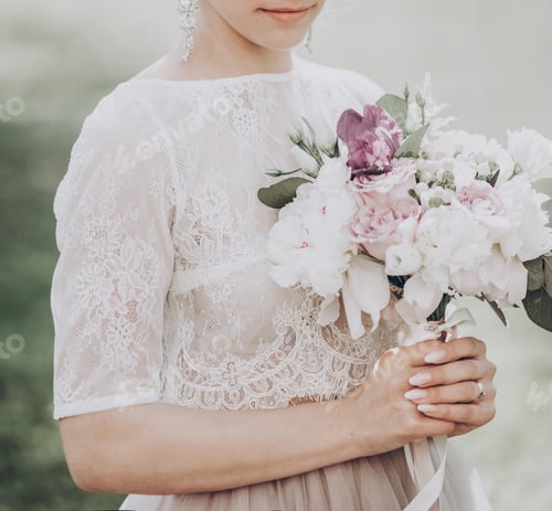 Preview: stylish wedding bride with bouquet