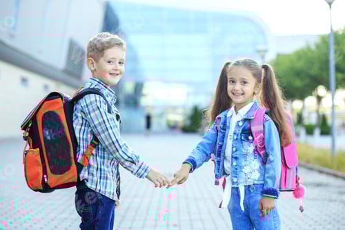 Visualização: As crianças se conheceram perto da escola. Menino e menina. O conceito está de volta às aulas, estudo