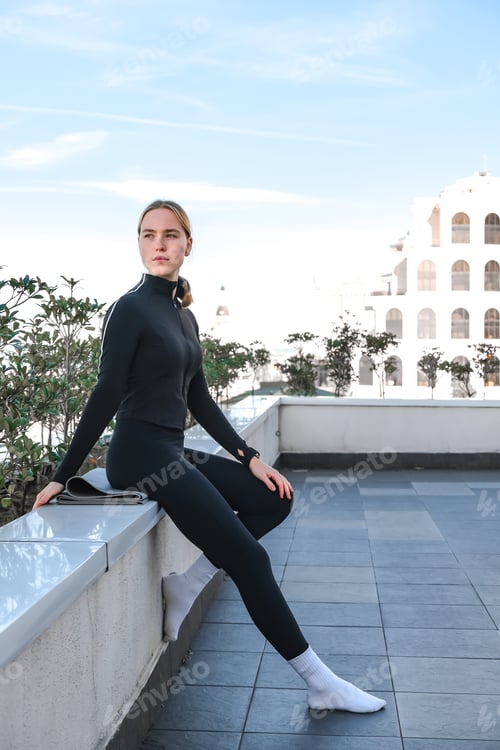 Preview: Workout.Gym sports workout outdoor urban.Fit,gym motivation,wellness.Woman exercising outdoors sea.H