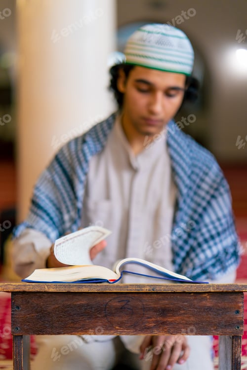 Preview: A Muslim prays in the holy mosque with the help of the Koran alone and asks Allah to help him