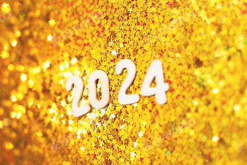 Visualização: número de madeira 2024 em Natal, fundo dourado brilhante com brilho, confetes dourados festivos