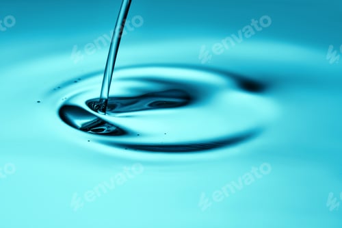 Preview: The oil flows and collects into a drop. The texture of the cosmetic product.