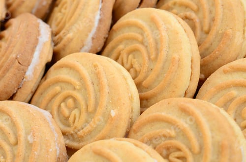 Preview: Close-up of a large number of round cookies with coconut filling