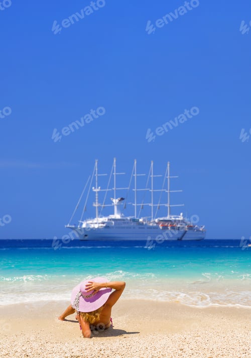 Preview: Summer vacation woman on beach