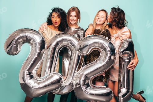 Preview: Portrait of four young stylish women holding silver 2021 balloons