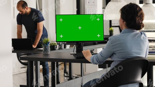 Preview: Businesswoman works with greenscreen