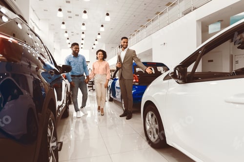 Preview: Seller Guy Helping Family Couple Choose Car In Dealership Showroom