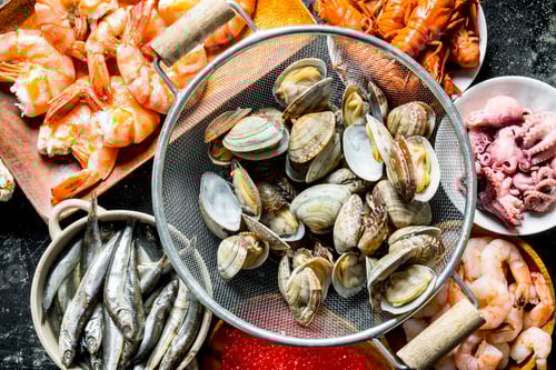 Preview: Oysters in a colander with shrimp, baby octopus and crayfish.