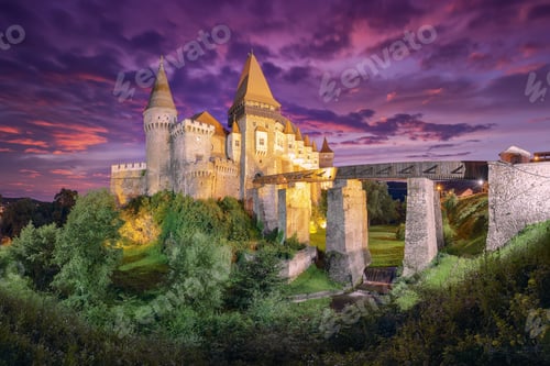 Preview: Fabulous night scene of Hunyad Castle / Corvin's Castle with wooden bridge