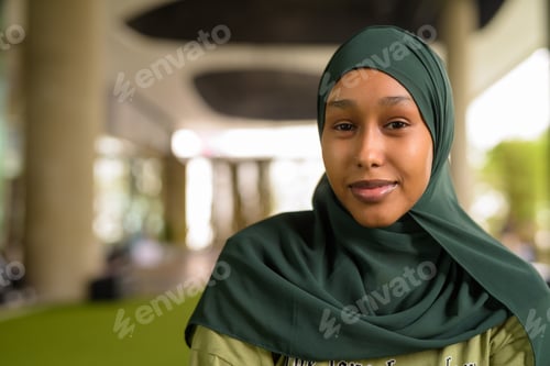 Preview: Smiling Woman with Head Covering in City