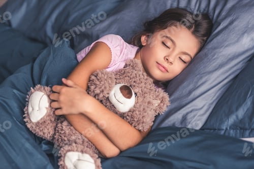 Preview: Little girl in bed
