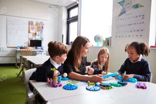 Visualização: Professora e três crianças da escola primária trabalhando com brinquedos educacionais de construção