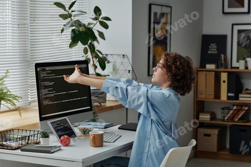 Preview: Businesswoman exercising at her workplace at office