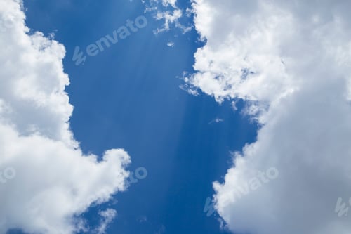 Vorschau: Der weite blaue Himmel und Wolken