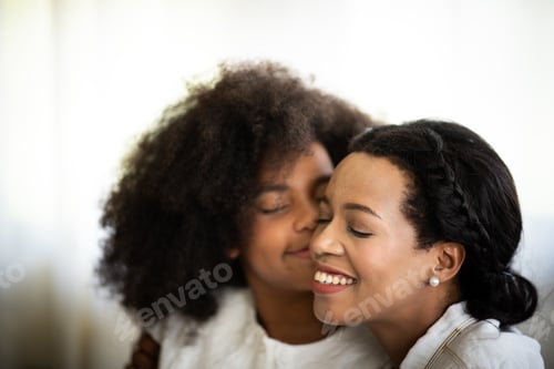 Preview: African girls are smiling happily with the family.