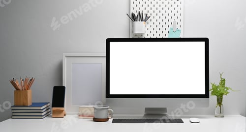 Vista previa: Maqueta de computadora Workspace y material de oficina con tablero de clavijas sobre mesa de madera.
